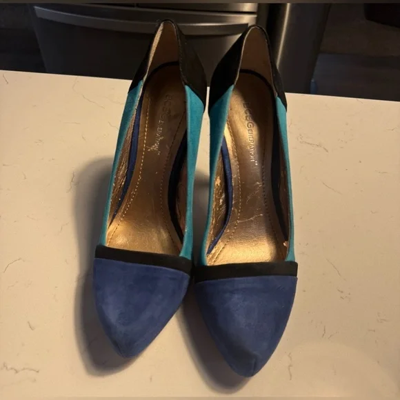 BCBGeneration size 9M Teal Blue, light bluebUltra suede Color block Pumps - Picture 3 of 12